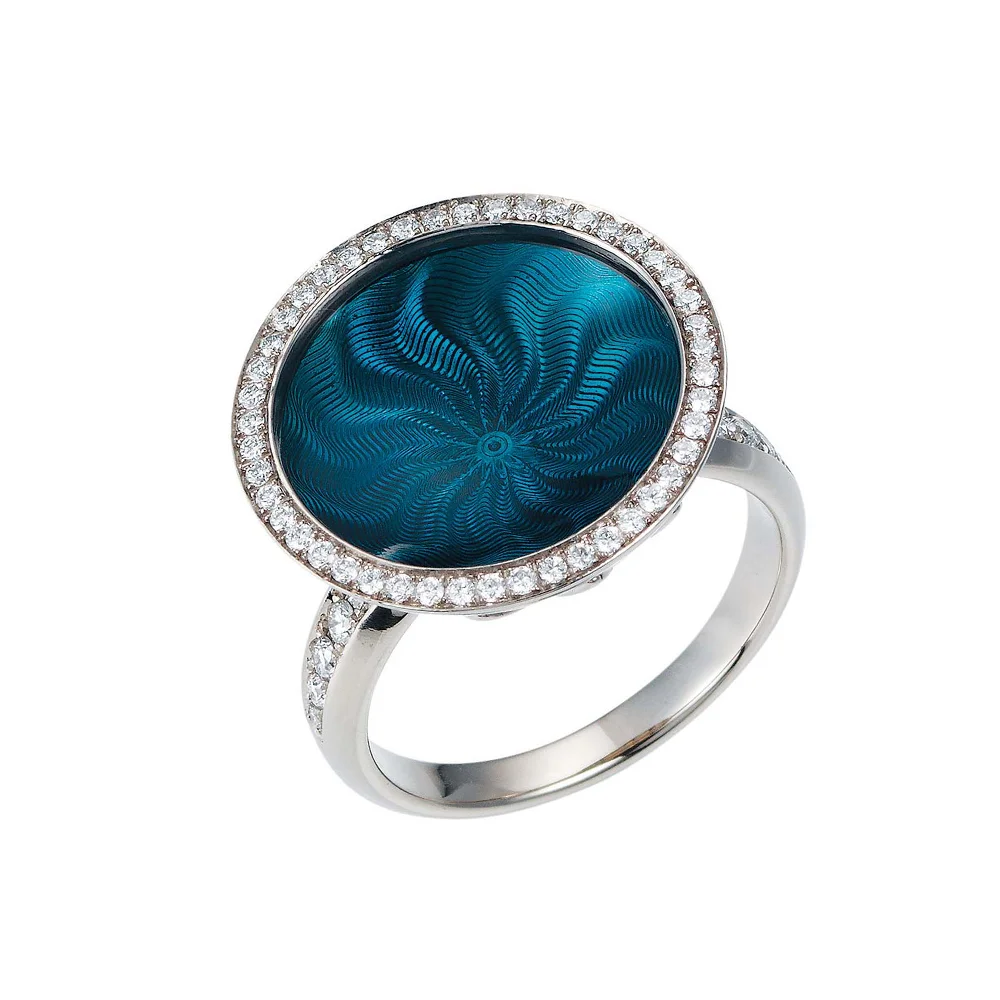 Ring Trance aus Weißgold mit gelbgoldener Basis unter der konkav gewölbten perolblauen Feueremaille, Windmühlen Guilloché und umlaufendem Brillantkranz, Ringkopf Durchmesser 18,4 mm.
