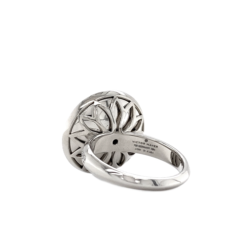 Ring Trance aus Weißgold mit gelbgoldener Basis unter der konkav gewölbten rosa Feueremaille, Windmühlen Guilloché und umlaufendem Brillantkranz, Ringkopf Durchmesser 18,4 mm.
