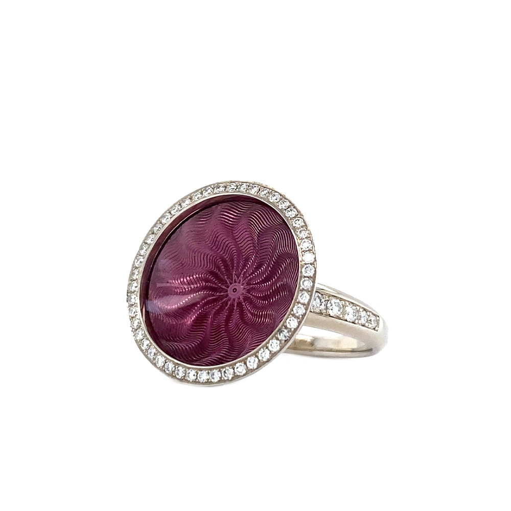 Ring Trance aus Weißgold mit gelbgoldener Basis unter der konkav gewölbten rosa Feueremaille, Windmühlen Guilloché und umlaufendem Brillantkranz, Ringkopf Durchmesser 18,4 mm.