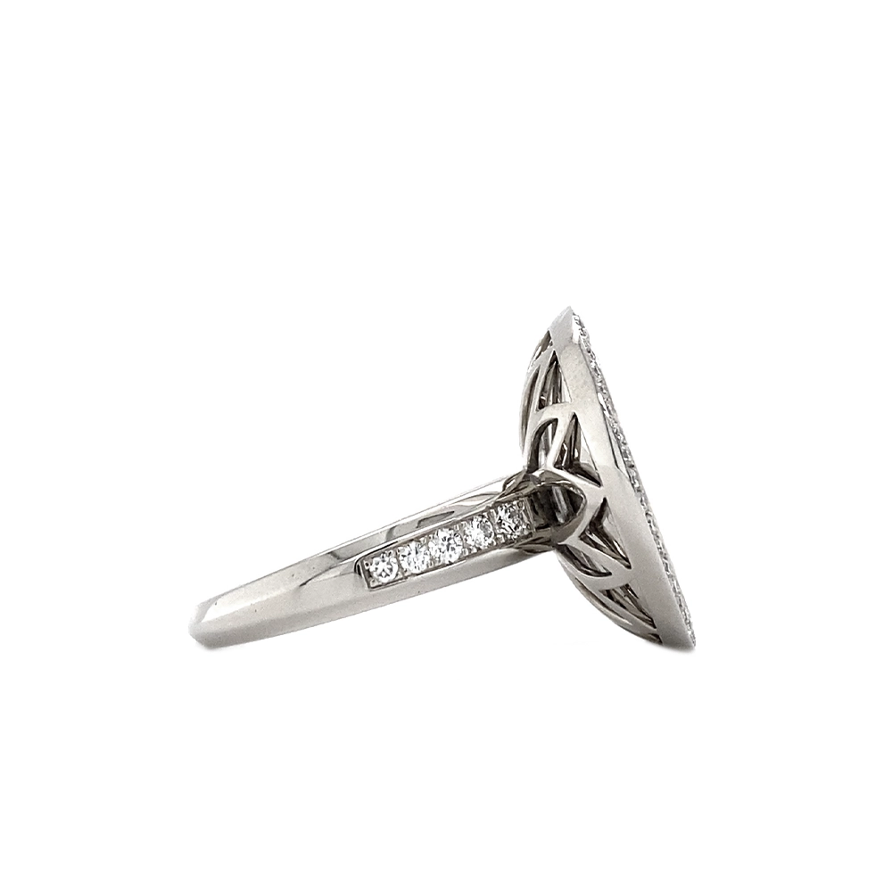 Ring Trance aus Weißgold mit gelbgoldener Basis unter der konkav gewölbten rosa Feueremaille, Windmühlen Guilloché und umlaufendem Brillantkranz, Ringkopf Durchmesser 18,4 mm.