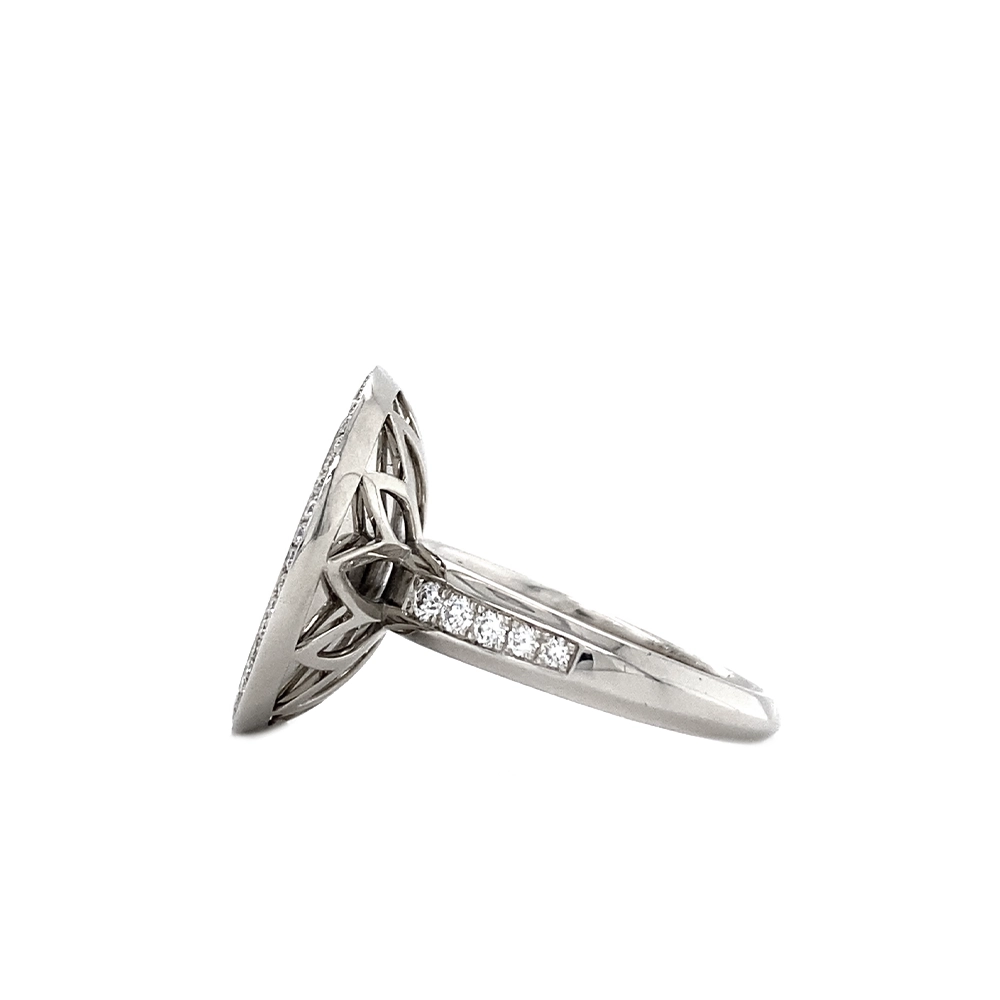 Ring Trance aus Weißgold mit gelbgoldener Basis unter der konkav gewölbten rosa Feueremaille, Windmühlen Guilloché und umlaufendem Brillantkranz, Ringkopf Durchmesser 18,4 mm.