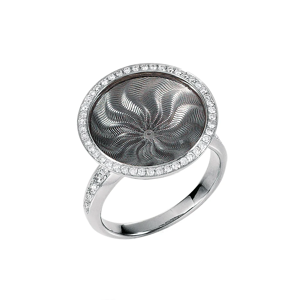 Ring Trance aus Weißgold mit gelbgoldener Basis unter der konkav gewölbten tahitigrauen Feueremaille, Windmühlen Guilloché und umlaufendem Brillantkranz, Ringkopf Durchmesser 18,4 mm.