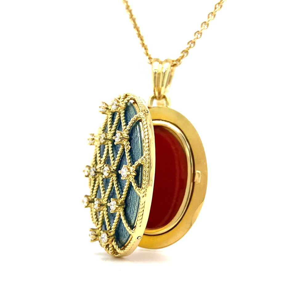 Ovales Medaillon-Collier in Gelbgold, hellblau lackiert und mit Brilllanten bestezt