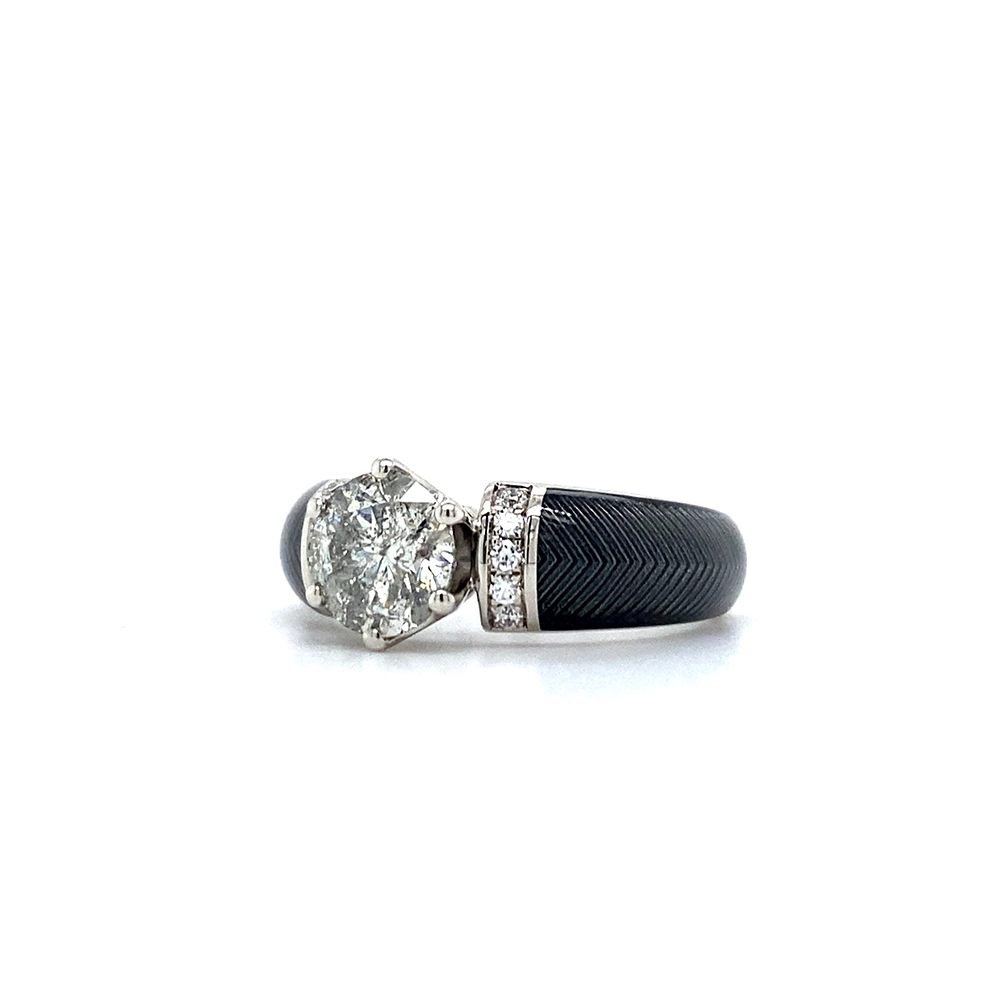 Goldener Ring mit einem weißen Mittelstein und zwei Reihen kleiner Diamanten daneben. Die Ringschultern sind grau gefärbt.