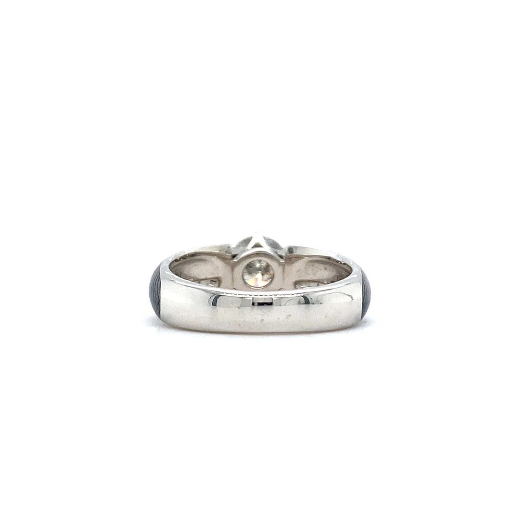 Goldener Ring mit einem weißen Mittelstein und zwei Reihen kleiner Diamanten daneben. Die Ringschultern sind grau gefärbt.
