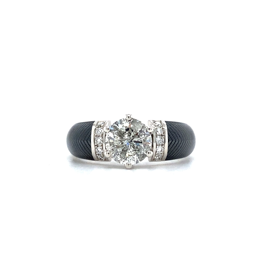Goldener Ring mit einem weißen Mittelstein und zwei Reihen kleiner Diamanten daneben. Die Ringschultern sind grau gefärbt.