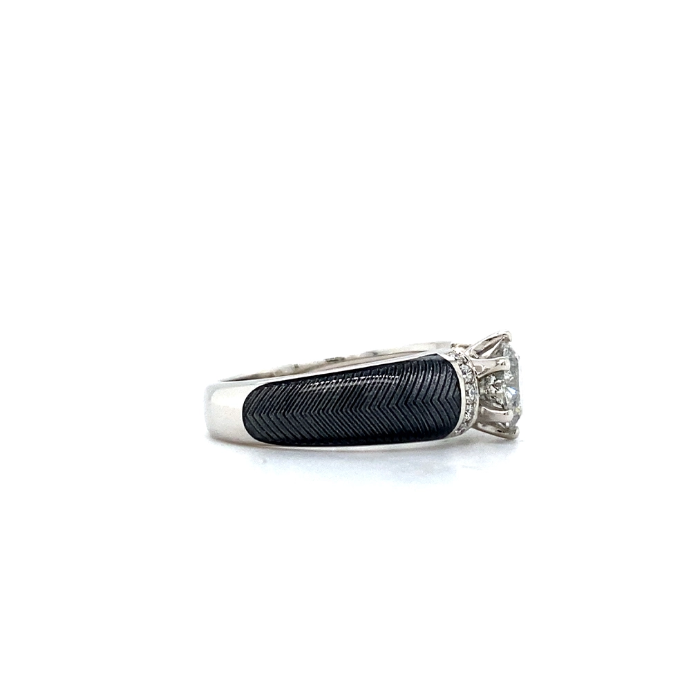 Goldener Ring mit einem weißen Mittelstein und zwei Reihen kleiner Diamanten daneben. Die Ringschultern sind grau gefärbt.