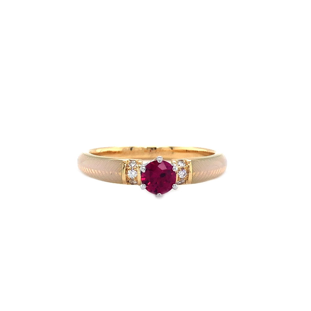 Goldener Ring mit einem roten Mittelstein und zwei Reihen kleiner Diamanten daneben. Die Ringschultern sind weiß gefärbt.