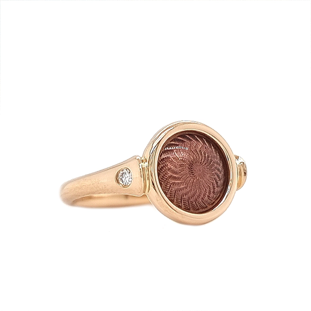 Ring Candy aus Roségold mit rundem, leicht gewölbtem Kopf, purpurfarbene Emaille im Windmühlenmuster und 2 Brillanten, Durchmesser 11 mm.