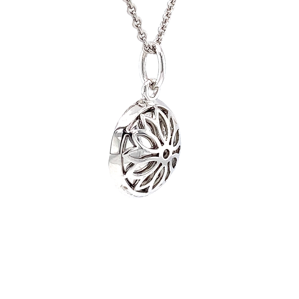 Runder Anhänger Trance aus Weißgold mit konkav gewölbter mittelblauer Feueremaille über Windmühlen Guilloché und feinem Brillantkranz, Durchmesser 12,5 mm.