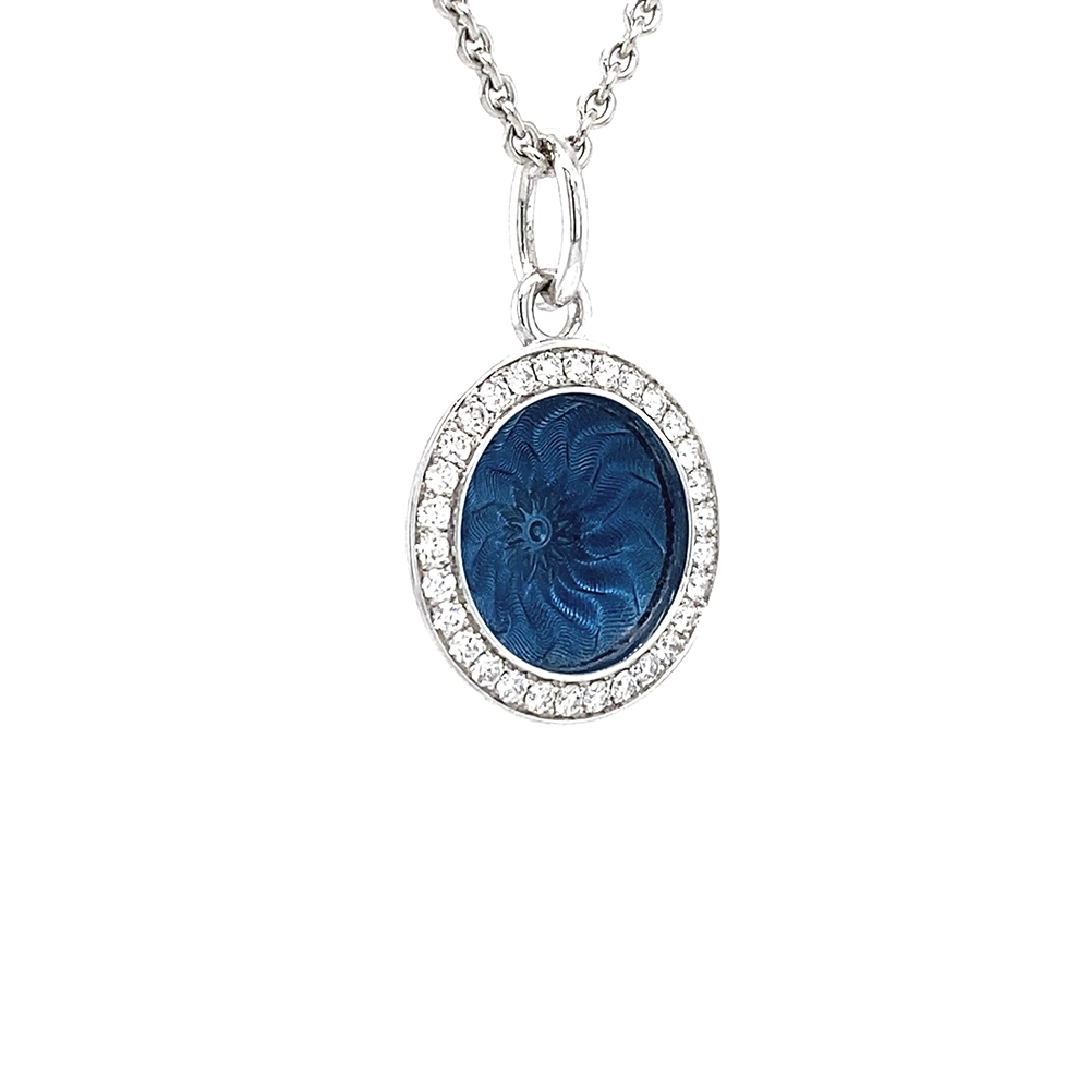 Runder Anhänger Trance aus Weißgold mit konkav gewölbter mittelblauer Feueremaille über Windmühlen Guilloché und feinem Brillantkranz, Durchmesser 12,5 mm.