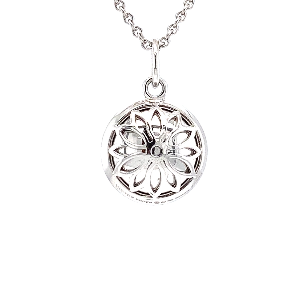 Runder Anhänger Trance aus Weißgold mit konkav gewölbter mittelblauer Feueremaille über Windmühlen Guilloché und feinem Brillantkranz, Durchmesser 12,5 mm.
