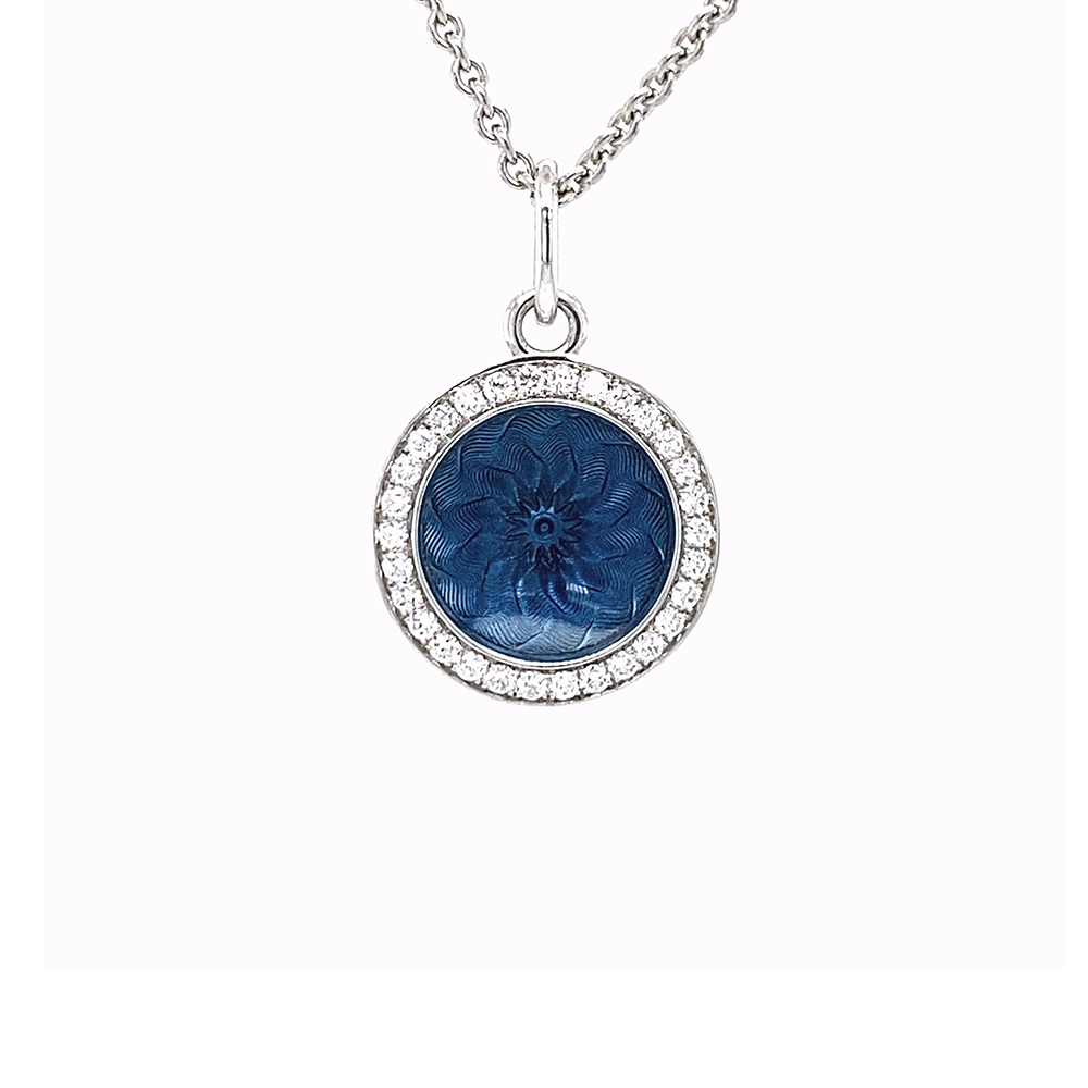 Runder Anhänger Trance aus Weißgold mit konkav gewölbter mittelblauer Feueremaille über Windmühlen Guilloché und feinem Brillantkranz, Durchmesser 12,5 mm.