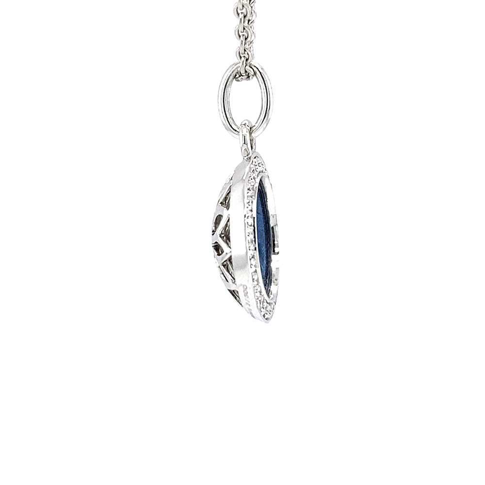 Runder Anhänger Trance aus Weißgold mit konkav gewölbter mittelblauer Feueremaille über Windmühlen Guilloché und feinem Brillantkranz, Durchmesser 12,5 mm.