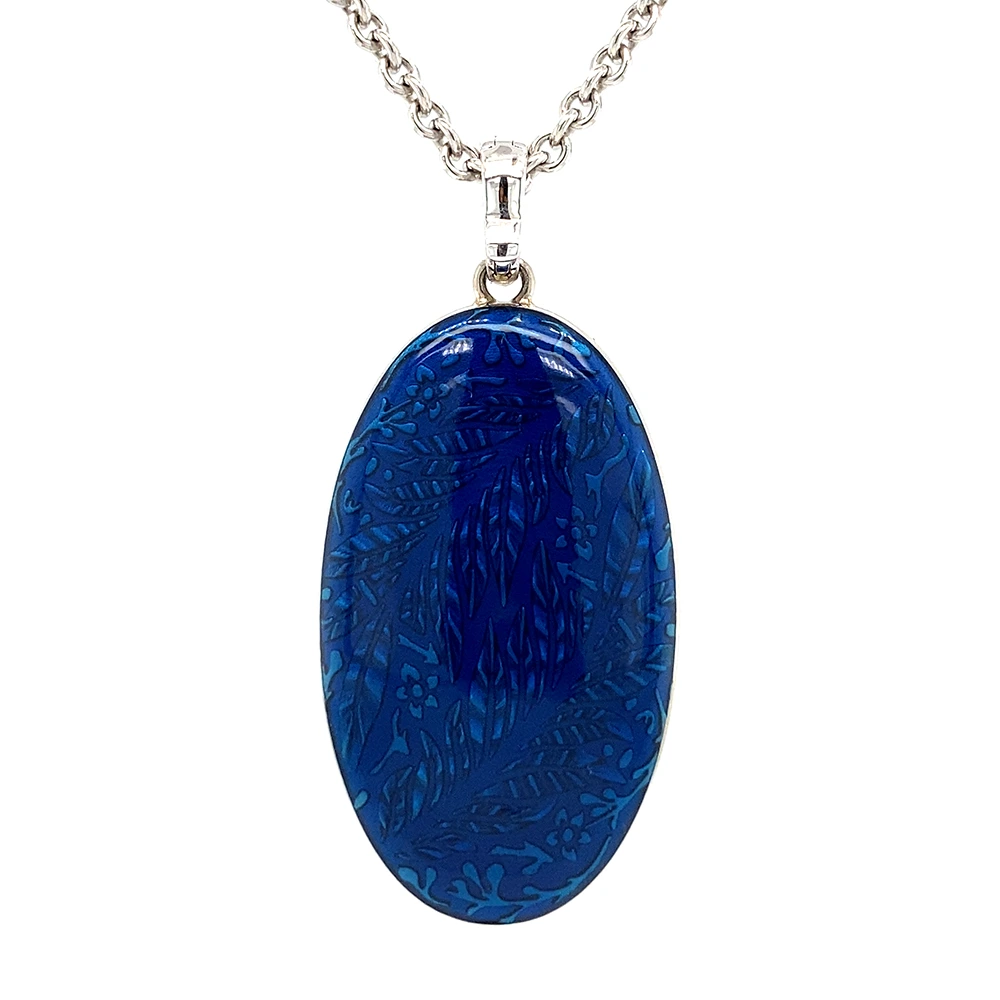 Ovaler Medaillon-Anhänger mit Brillant-Pavé und blauem quer verlaufendem Blättermotiv. Die Blätter sind mit zwei Emaille-Farbtönen emailliert. Das Medaillon lässt sich seitlich öffnen und enthält zwei Fotorahmen.