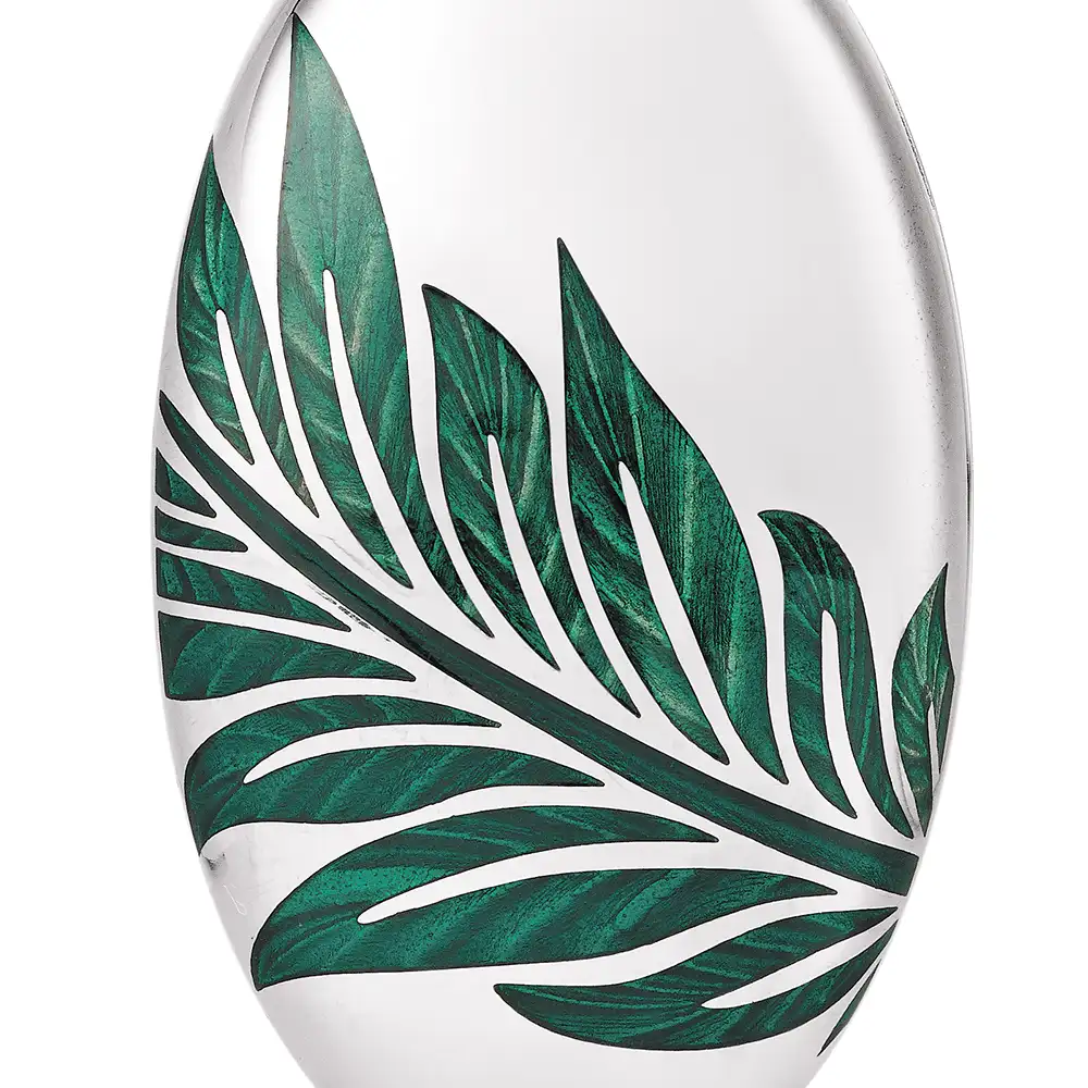 Oval pendant in white gold, with green color and diamonds.