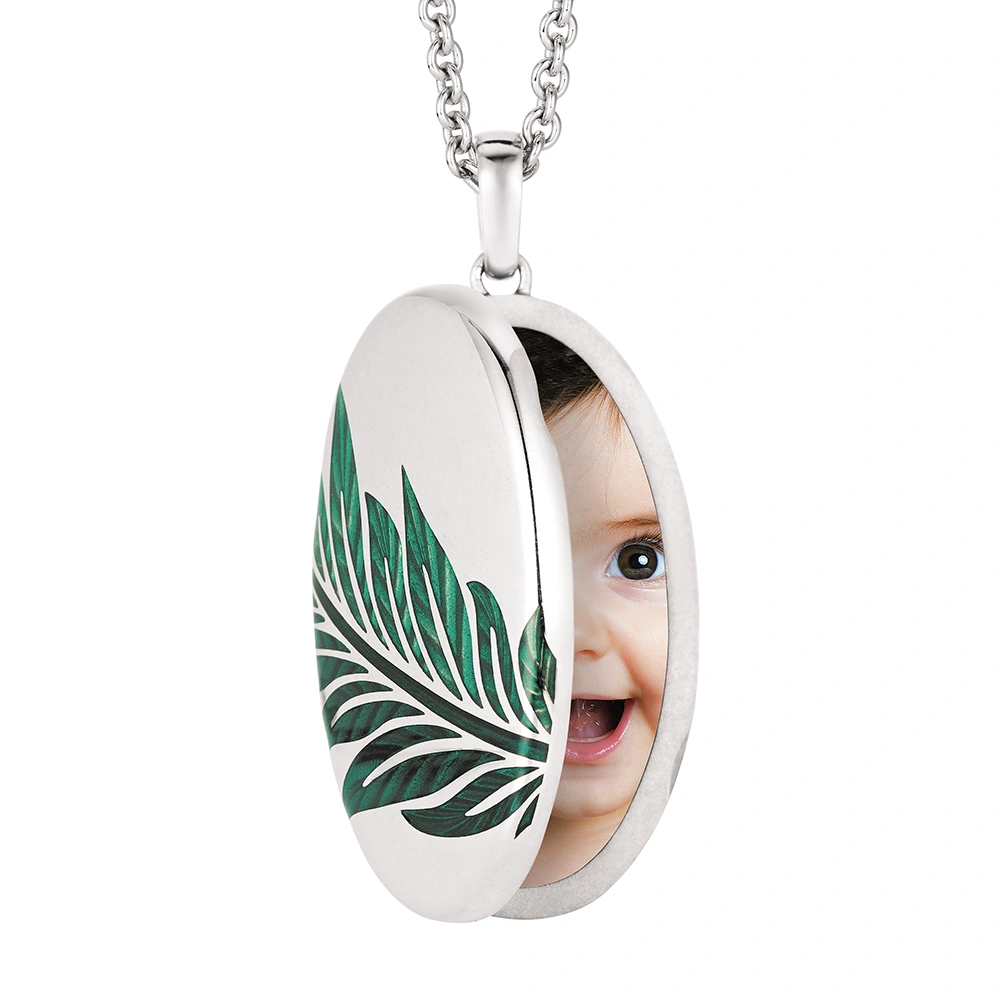 Oval pendant in white gold, with green color and diamonds.