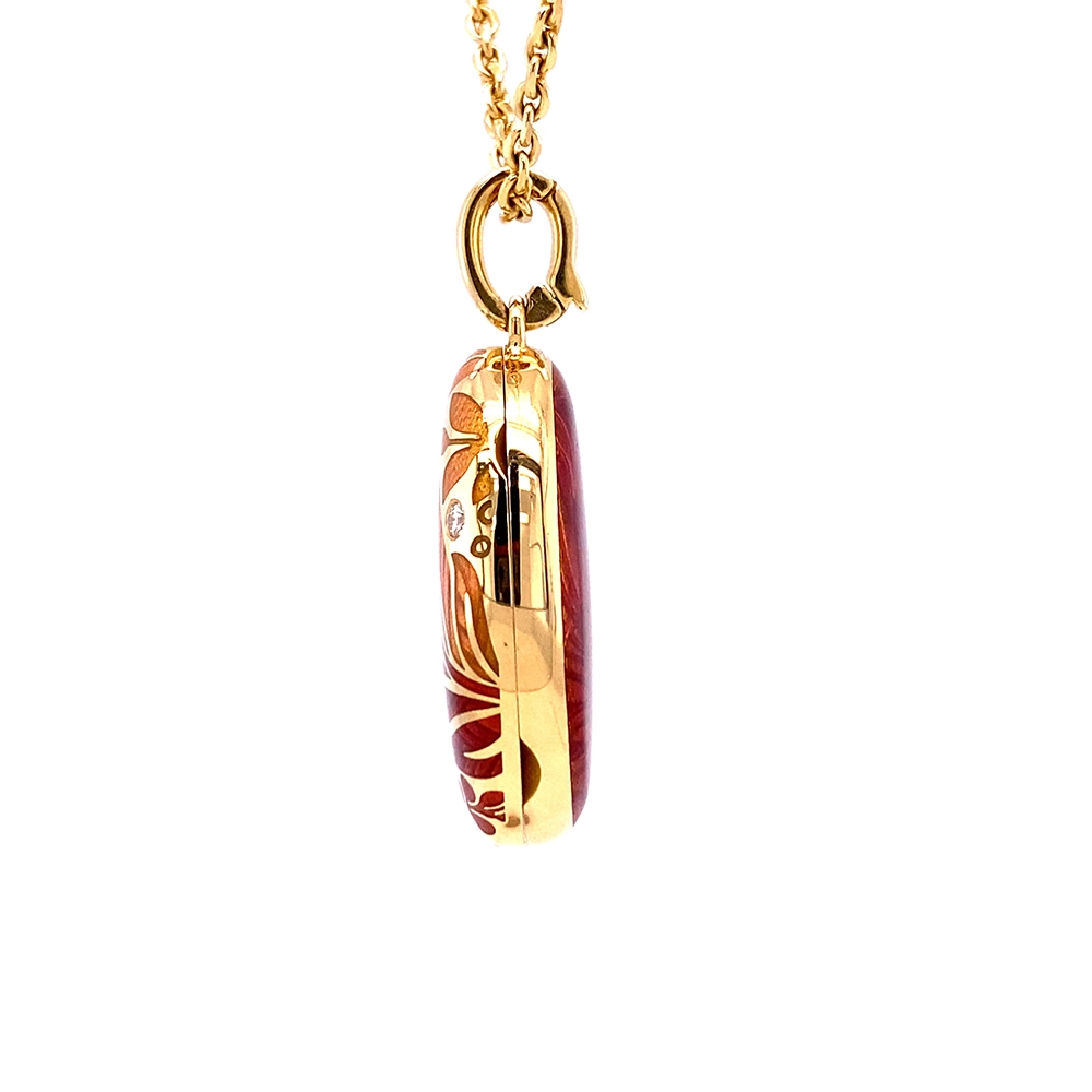 Ovaler Anhänger aus Gelbgold mit roter Farbe und Brillanten.