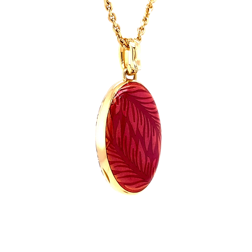 Ovaler Anhänger aus Gelbgold mit roter Farbe und Brillanten.