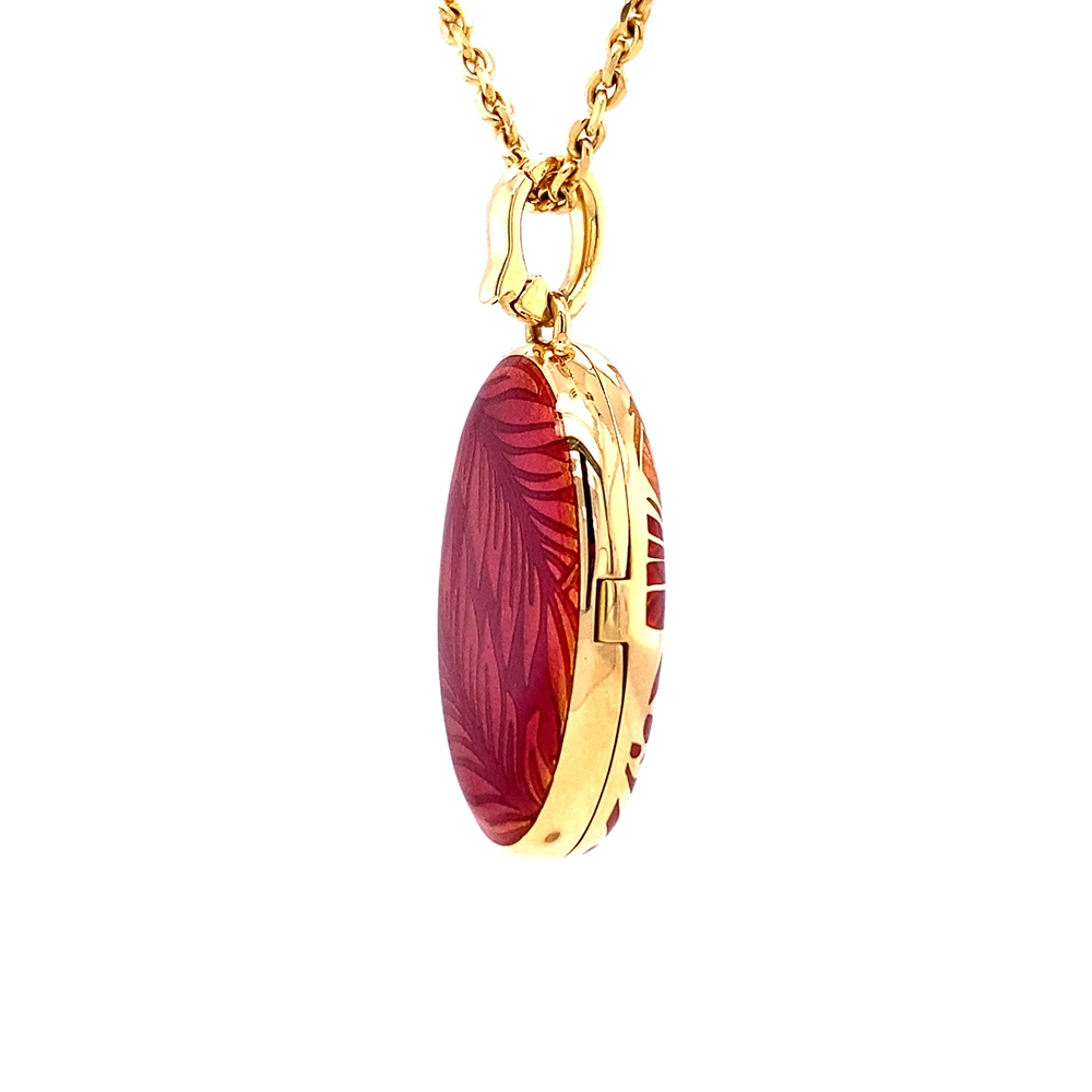 Ovaler Anhänger aus Gelbgold mit roter Farbe und Brillanten.