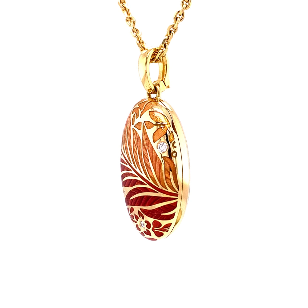 Ovaler Anhänger aus Gelbgold mit roter Farbe und Brillanten.