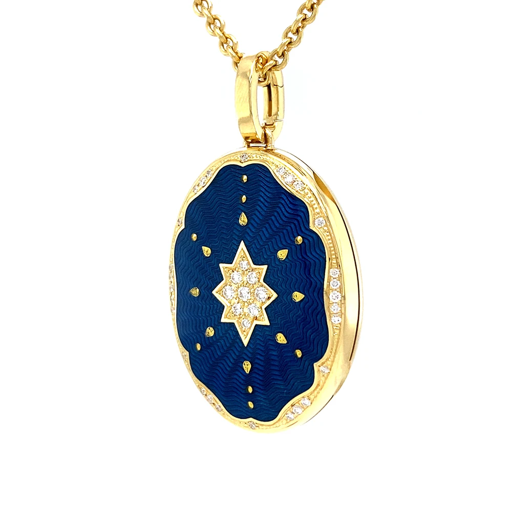 Ovaler Medaillon-Anhänger aus Gelbgold, blau lackiert mit einer vielzahl kleiner goldener Punkte und mit einem Stern aus Brillanten in der Mitte.
