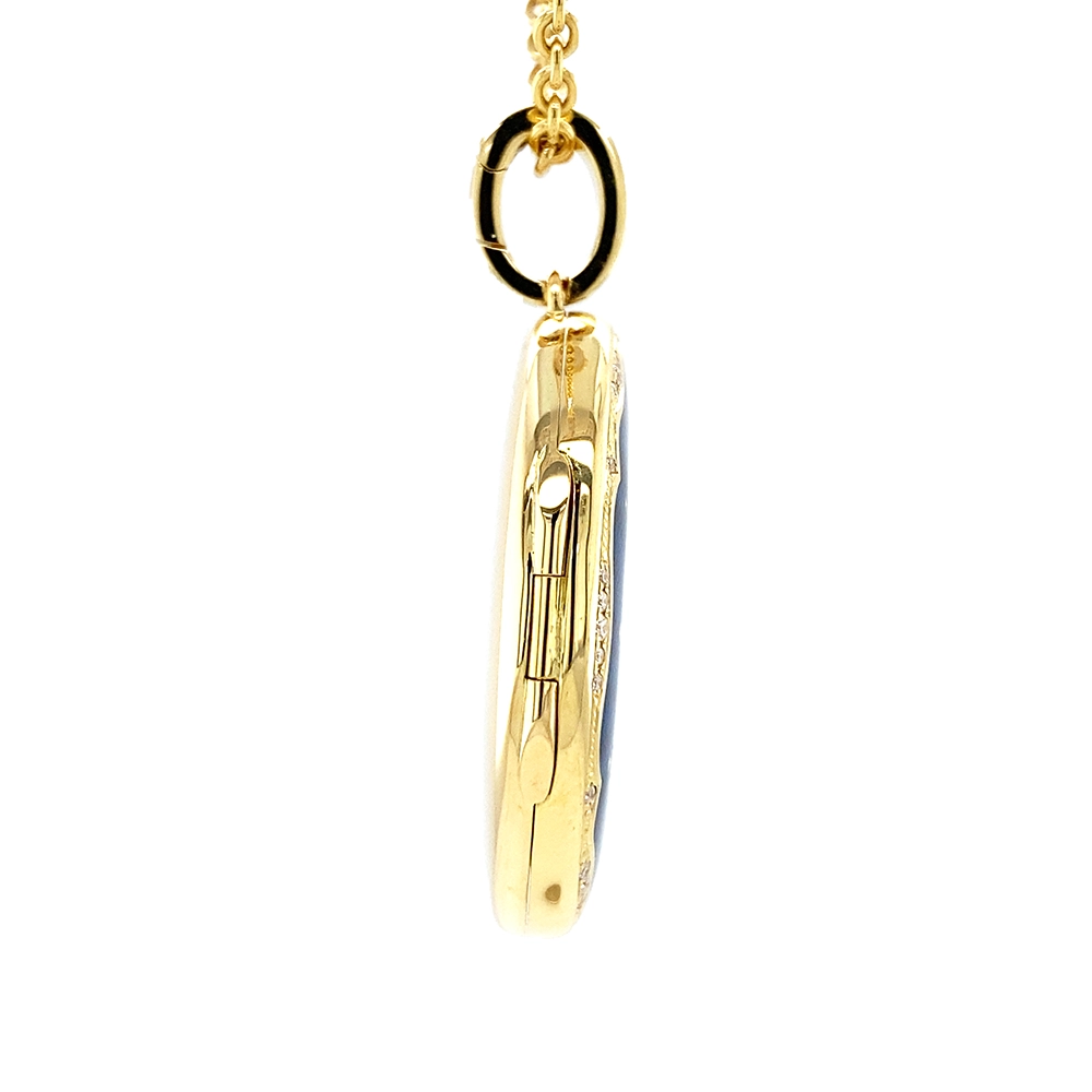 Ovaler Medaillon-Anhänger aus Gelbgold, blau lackiert mit einer vielzahl kleiner goldener Punkte und mit einem Stern aus Brillanten in der Mitte.