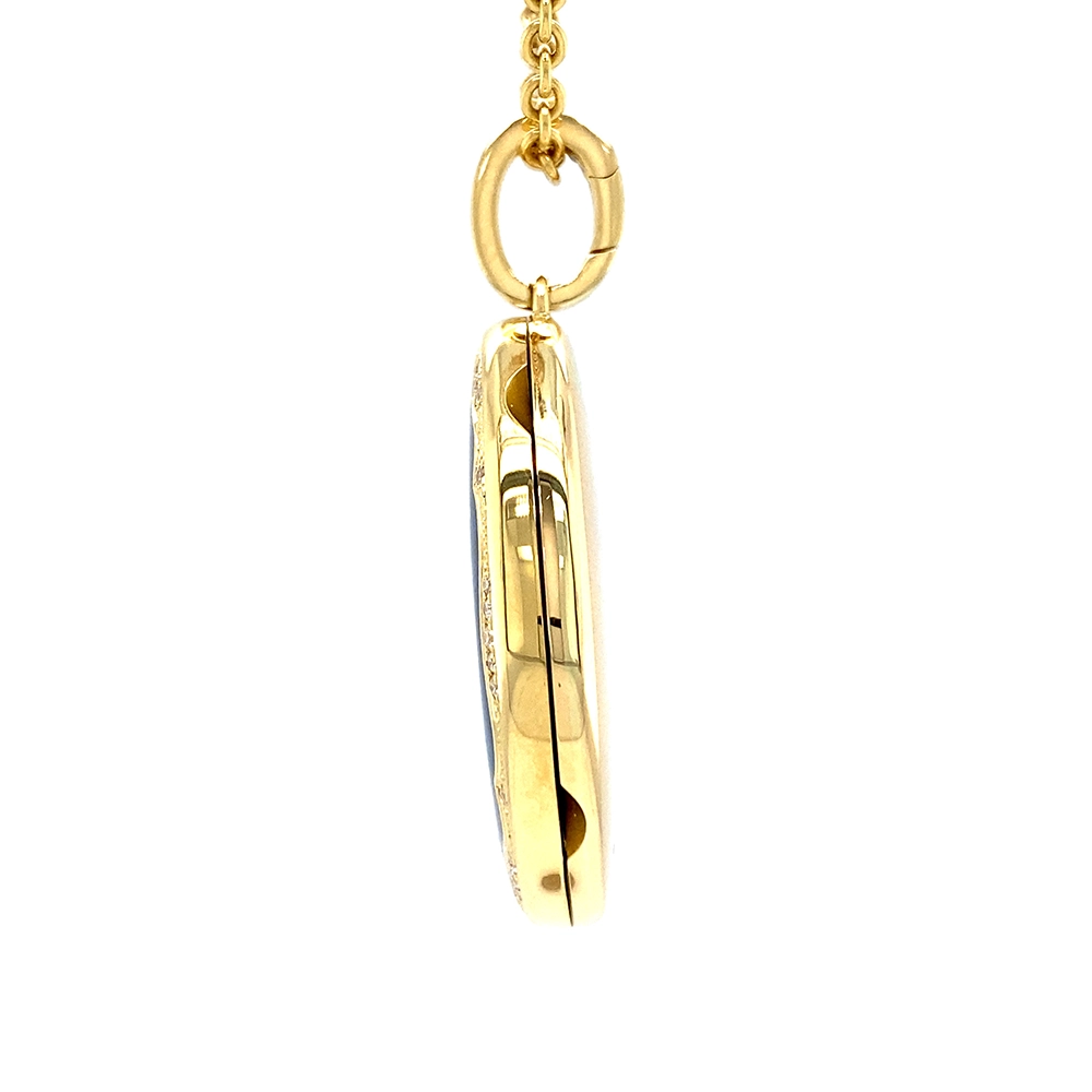 Ovaler Medaillon-Anhänger aus Gelbgold, blau lackiert mit einer vielzahl kleiner goldener Punkte und mit einem Stern aus Brillanten in der Mitte.