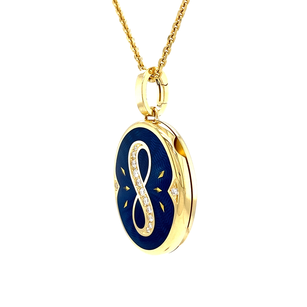 Ovaler Medaillon-Anhänger aus Gelbgold, blau lackiert mit goldenen Rauten und einem mit Brillanten besetzten Unendlichkeitssymbol in der Mitte.