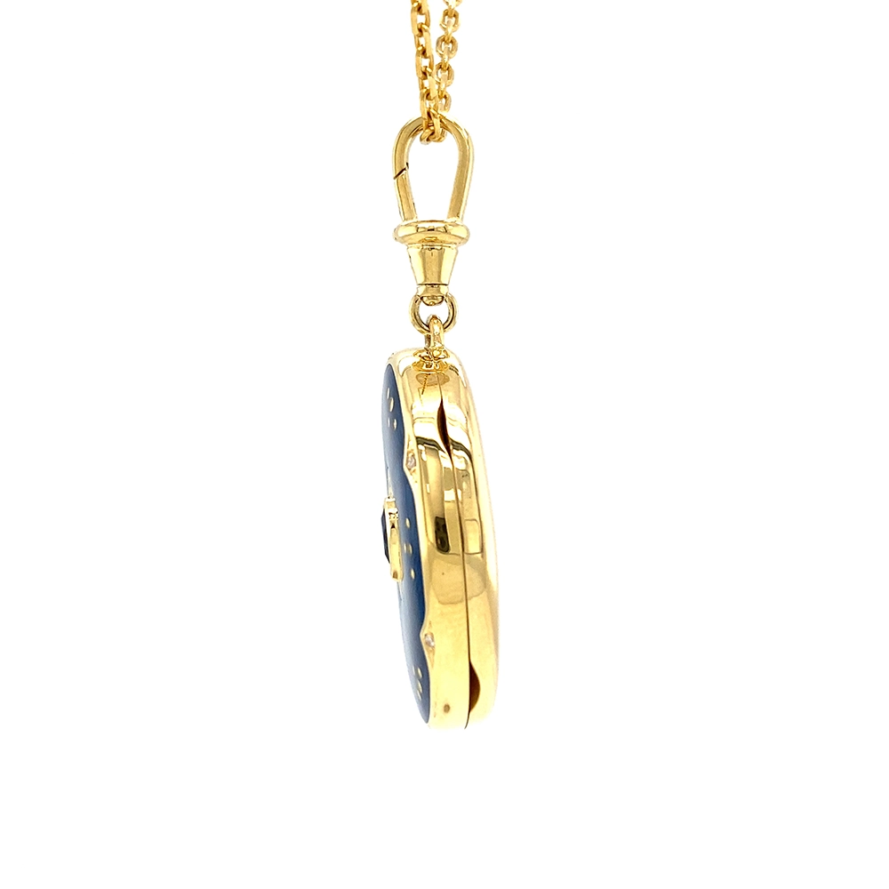 Ovaler Medaillon-Anhänger aus Gelbgold, blau lackiert mit zahlreichen kleinen Goldpunkten und mit einem tropfenförmigen blauen Edelstein in der Mitte.