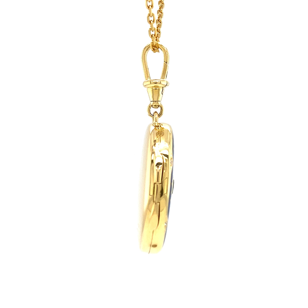 Ovaler Medaillon-Anhänger aus Gelbgold, blau lackiert mit zahlreichen kleinen Goldpunkten und mit einem tropfenförmigen blauen Edelstein in der Mitte.