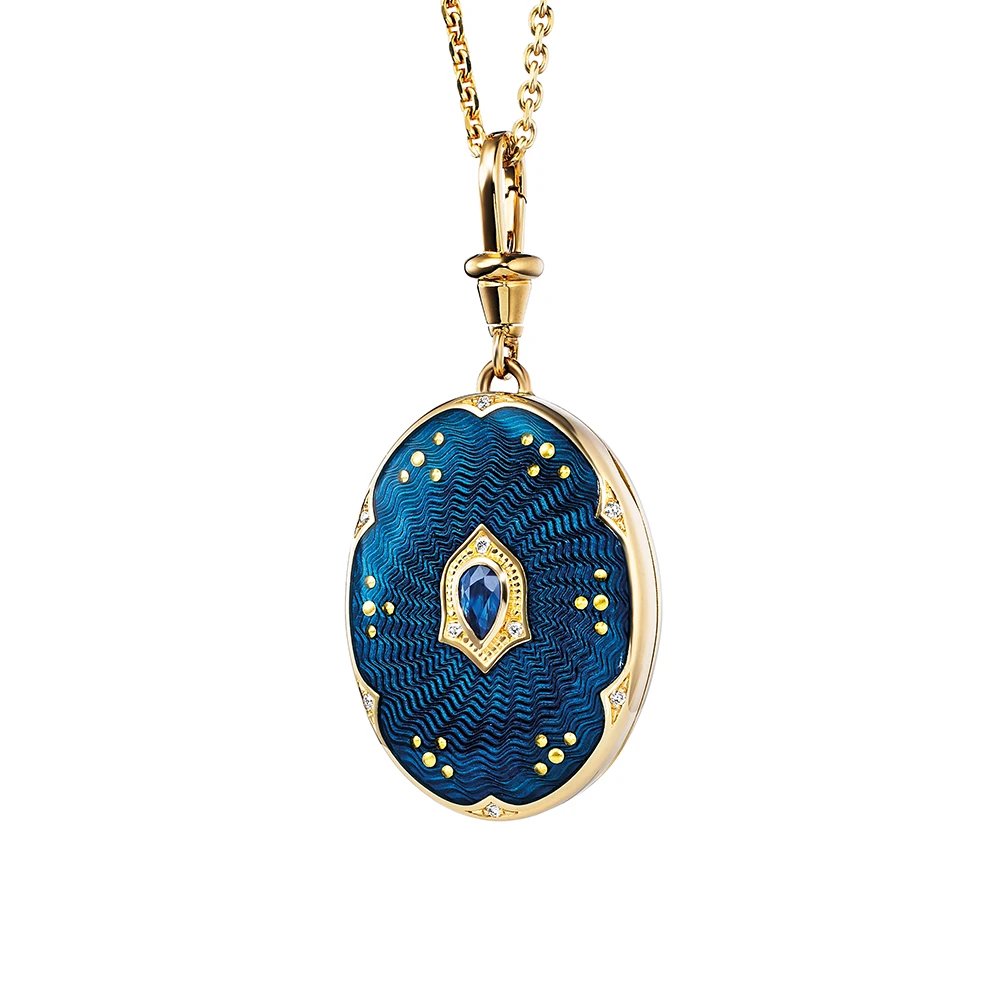 Ovaler Medaillon-Anhänger aus Gelbgold, blau lackiert mit zahlreichen kleinen Goldpunkten und mit einem tropfenförmigen blauen Edelstein in der Mitte.
