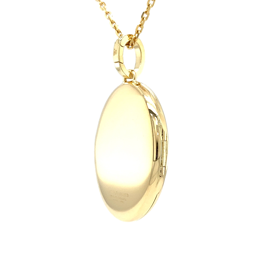 Oval locket pendant in yellow gold with brilliant-cut diamonds set in a star shape.