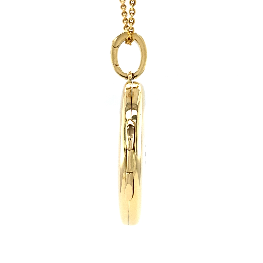 Oval locket pendant in yellow gold with brilliant-cut diamonds set in a star shape.