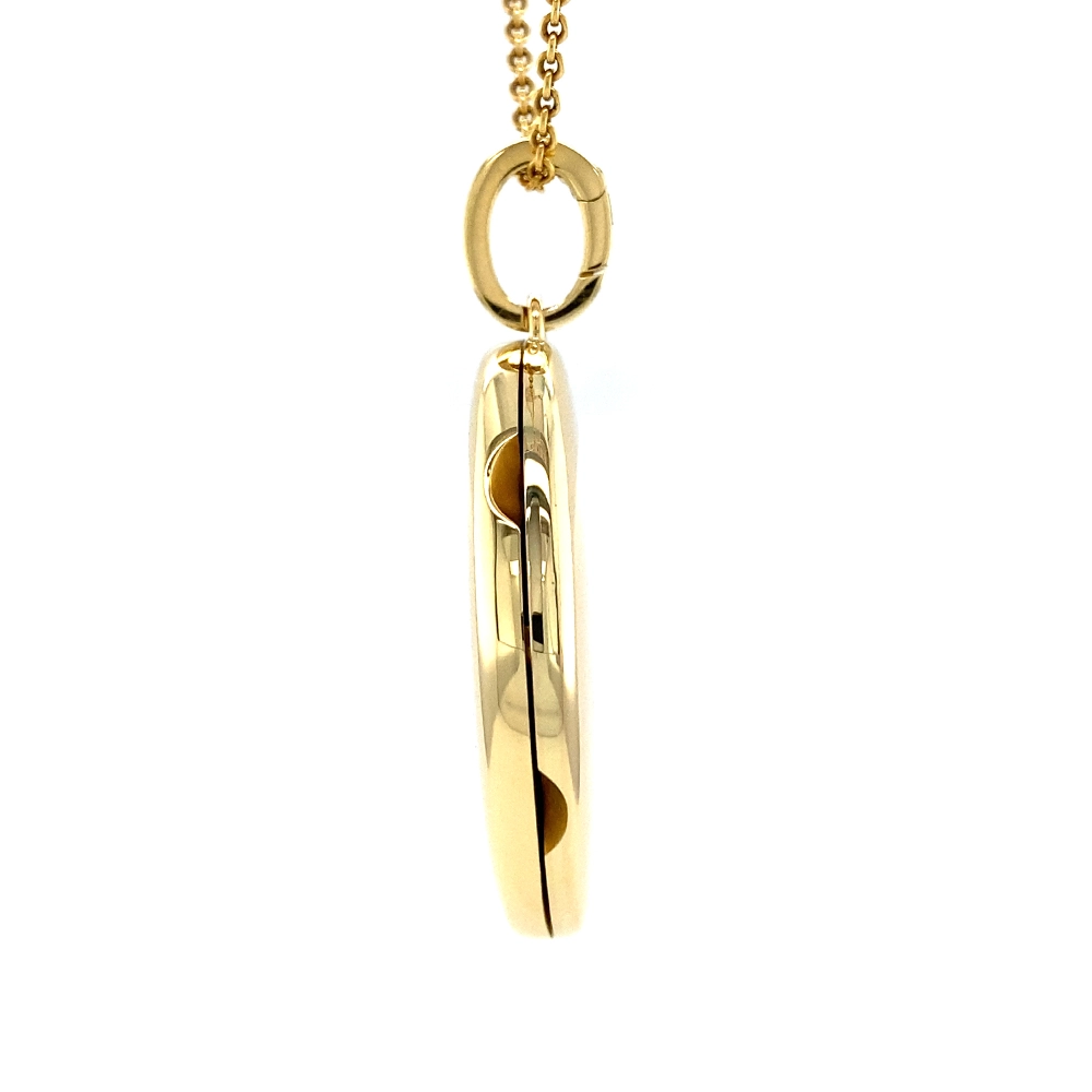 Oval locket pendant in yellow gold with brilliant-cut diamonds set in a star shape.