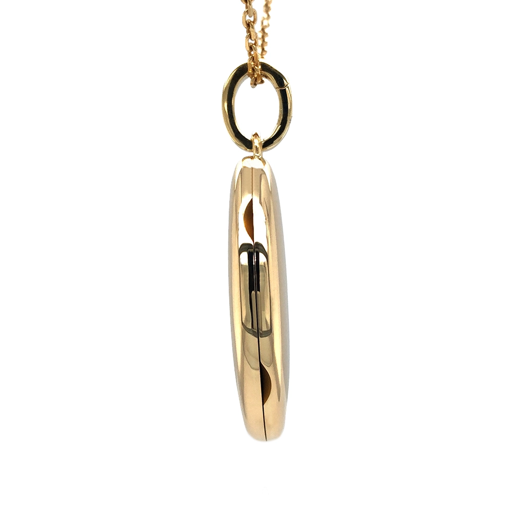 Oval locket pendant in yellow gold with brilliant-cut diamonds set in a star shape.