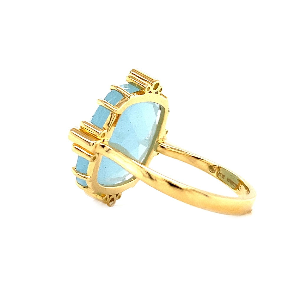 Ring aus Gelbgold mit großem milchig hellblauem Aquamarin im Cushion Cut, gehalten von acht Krappen, davon vier mit Brillanten besetzt.