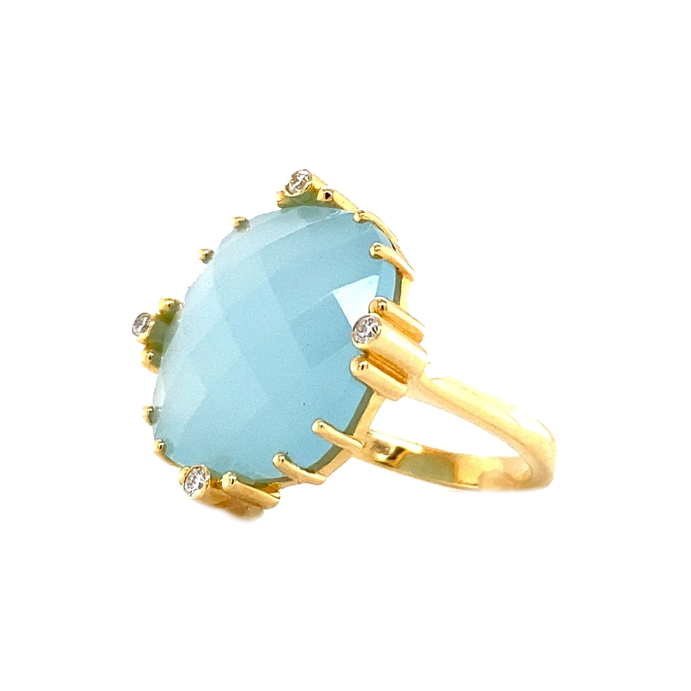 Ring aus Gelbgold mit großem milchig hellblauem Aquamarin im Cushion Cut, gehalten von acht Krappen, davon vier mit Brillanten besetzt.