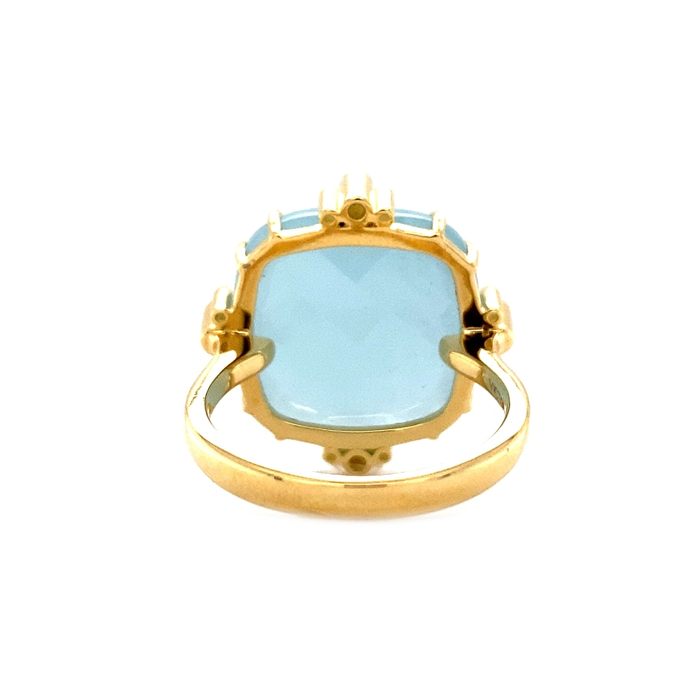 Ring aus Gelbgold mit großem milchig hellblauem Aquamarin im Cushion Cut, gehalten von acht Krappen, davon vier mit Brillanten besetzt.