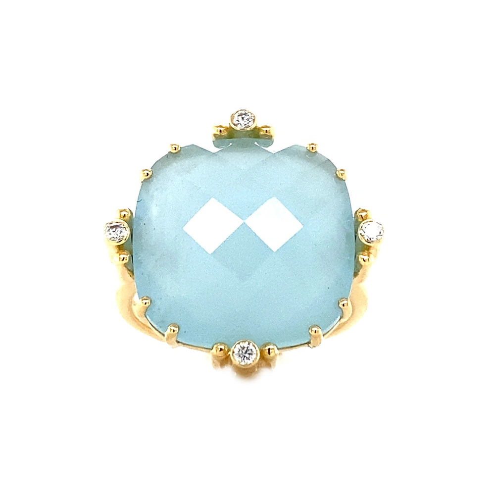 Ring aus Gelbgold mit großem milchig hellblauem Aquamarin im Cushion Cut, gehalten von acht Krappen, davon vier mit Brillanten besetzt.