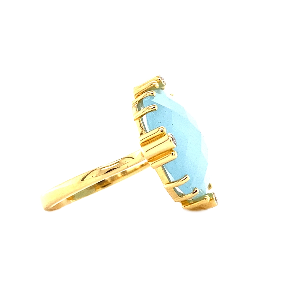 Ring aus Gelbgold mit großem milchig hellblauem Aquamarin im Cushion Cut, gehalten von acht Krappen, davon vier mit Brillanten besetzt.