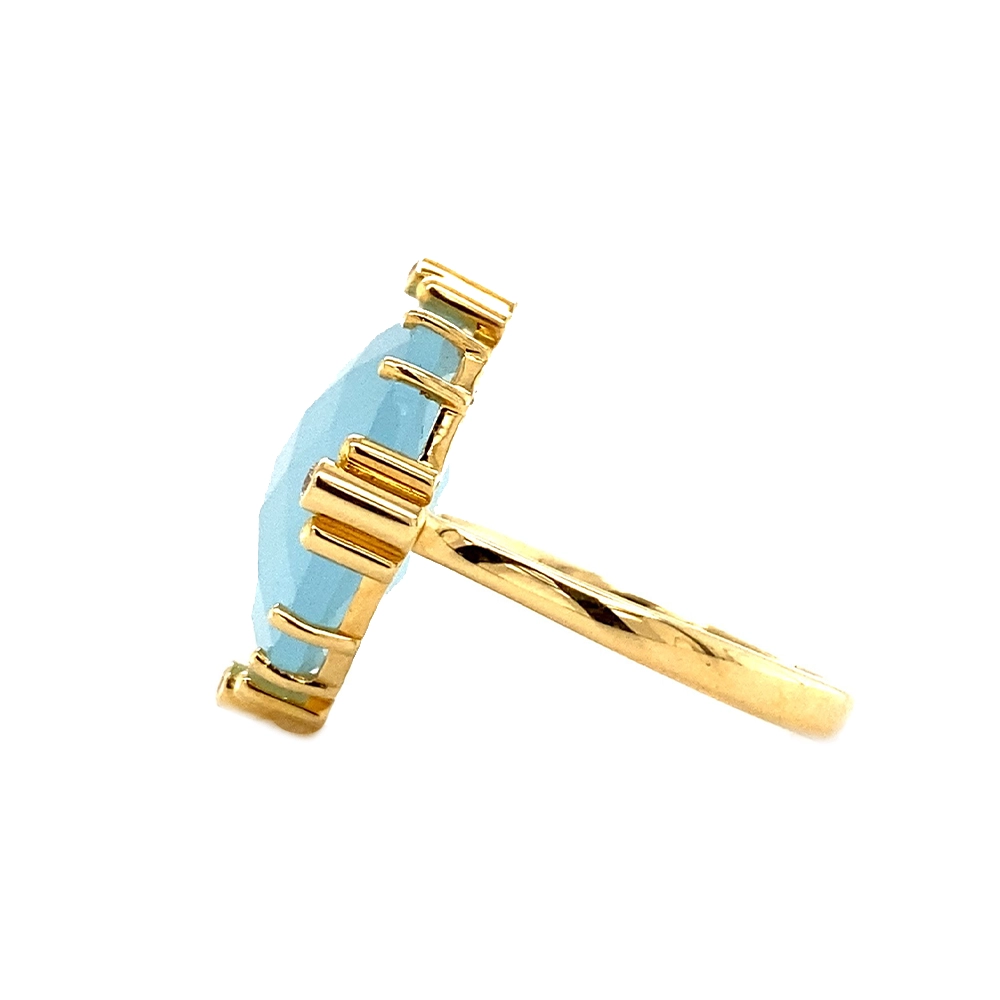 Ring aus Gelbgold mit großem milchig hellblauem Aquamarin im Cushion Cut, gehalten von acht Krappen, davon vier mit Brillanten besetzt.