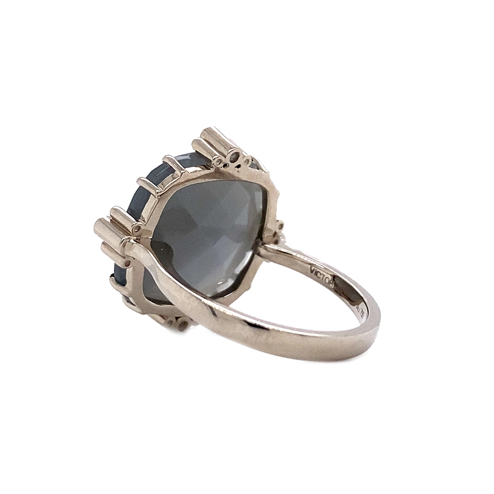 Ring aus Weißgold mit großem grauem Mondstein im Kissenschliff, gehalten von acht Krappen, davon vier mit Brillanten besetzt.