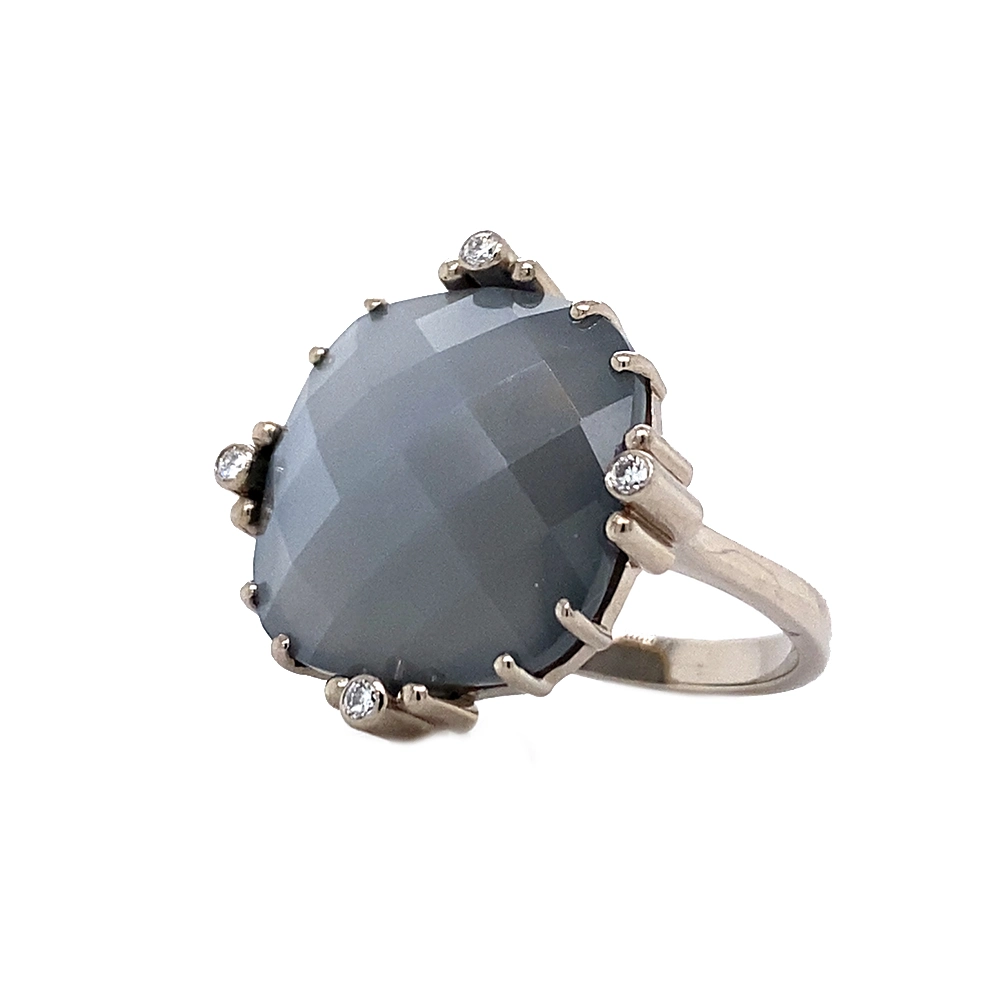 Ring aus Weißgold mit großem grauem Mondstein im Kissenschliff, gehalten von acht Krappen, davon vier mit Brillanten besetzt.