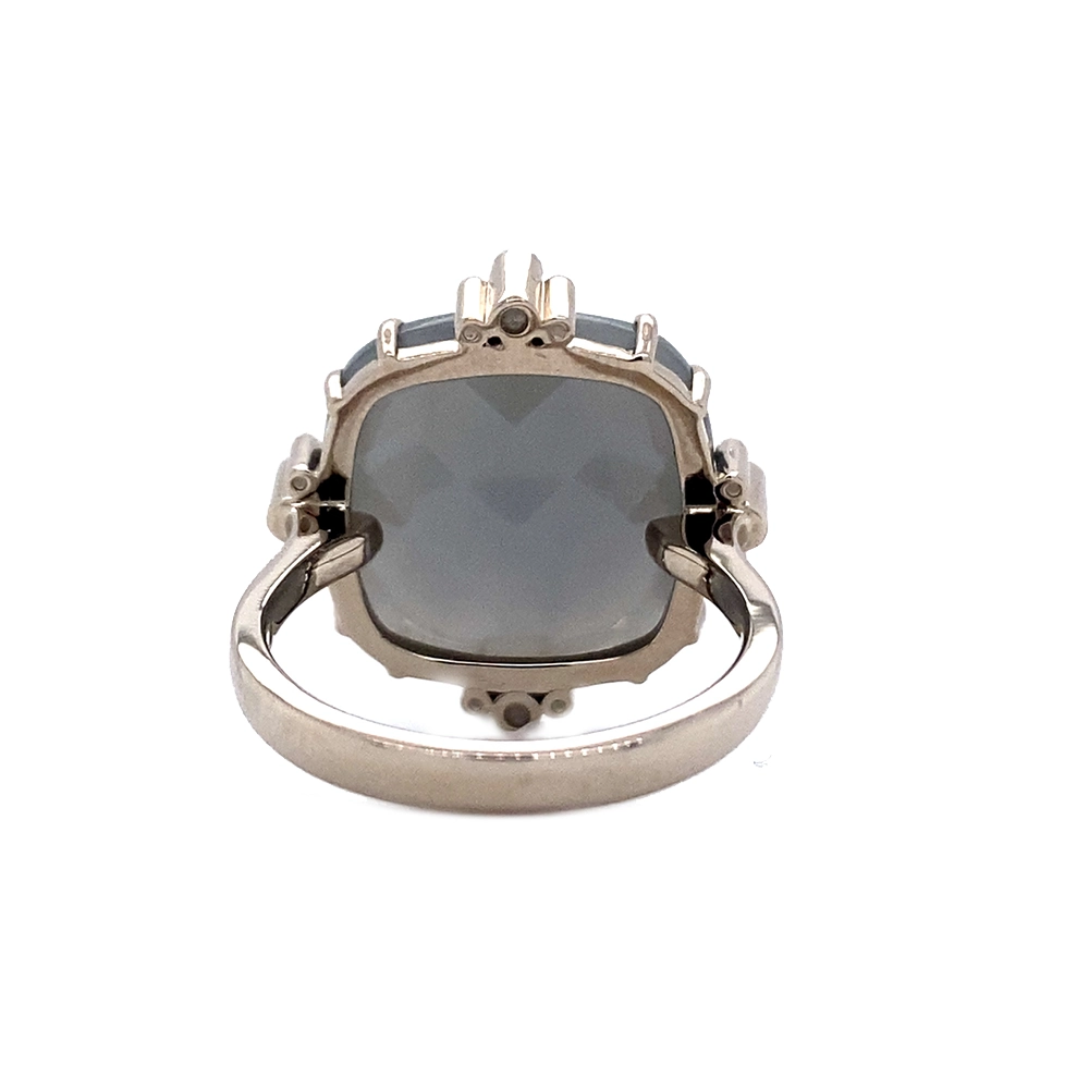 Ring aus Weißgold mit großem grauem Mondstein im Kissenschliff, gehalten von acht Krappen, davon vier mit Brillanten besetzt.