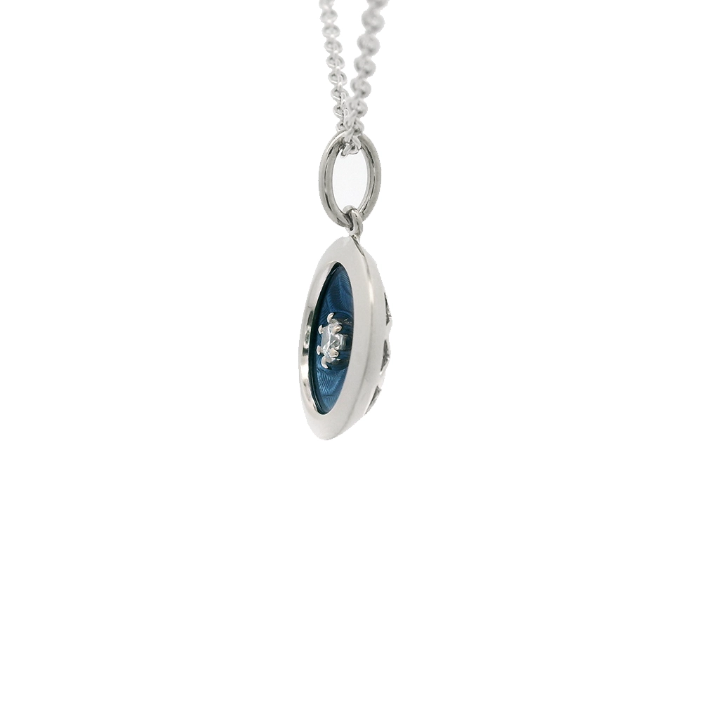 Runder Anhänger Trance aus Weißgold mit konkav gewölbter mediumblauer Feueremaille über Windmühlen Guilloché und zentralem Brillanten, Durchmesser 12,5 mm.