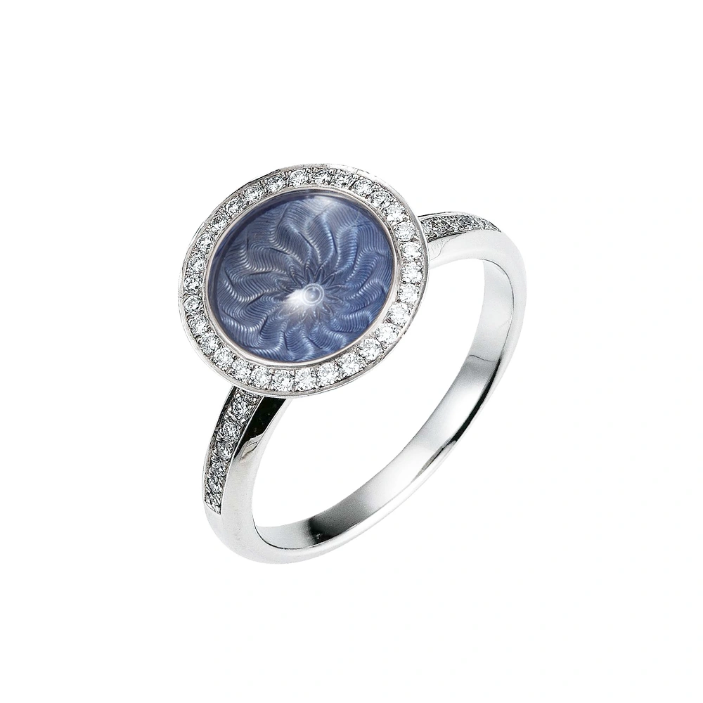 Ring Trance aus Weißgold mit konkav gewölbter mediumblauer Feueremaille über Windmühlen Guilloché, Brillantkranz auf dem Ringkopf und Brillanten auf der Ringschiene.