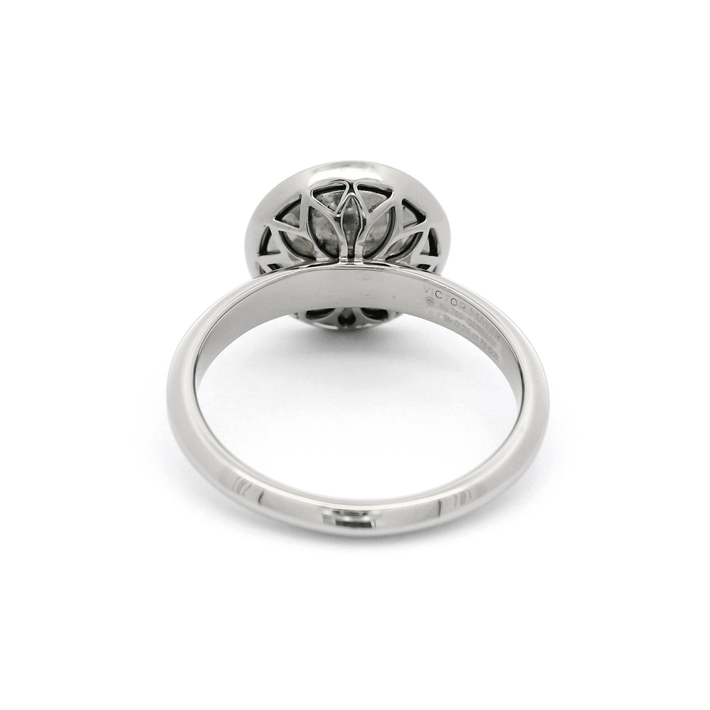 Ring Trance aus Weißgold mit konkav gewölbter mediumblauer Feueremaille über Windmühlen Guilloché, Brillantkranz auf dem Ringkopf und Brillanten auf der Ringschiene.