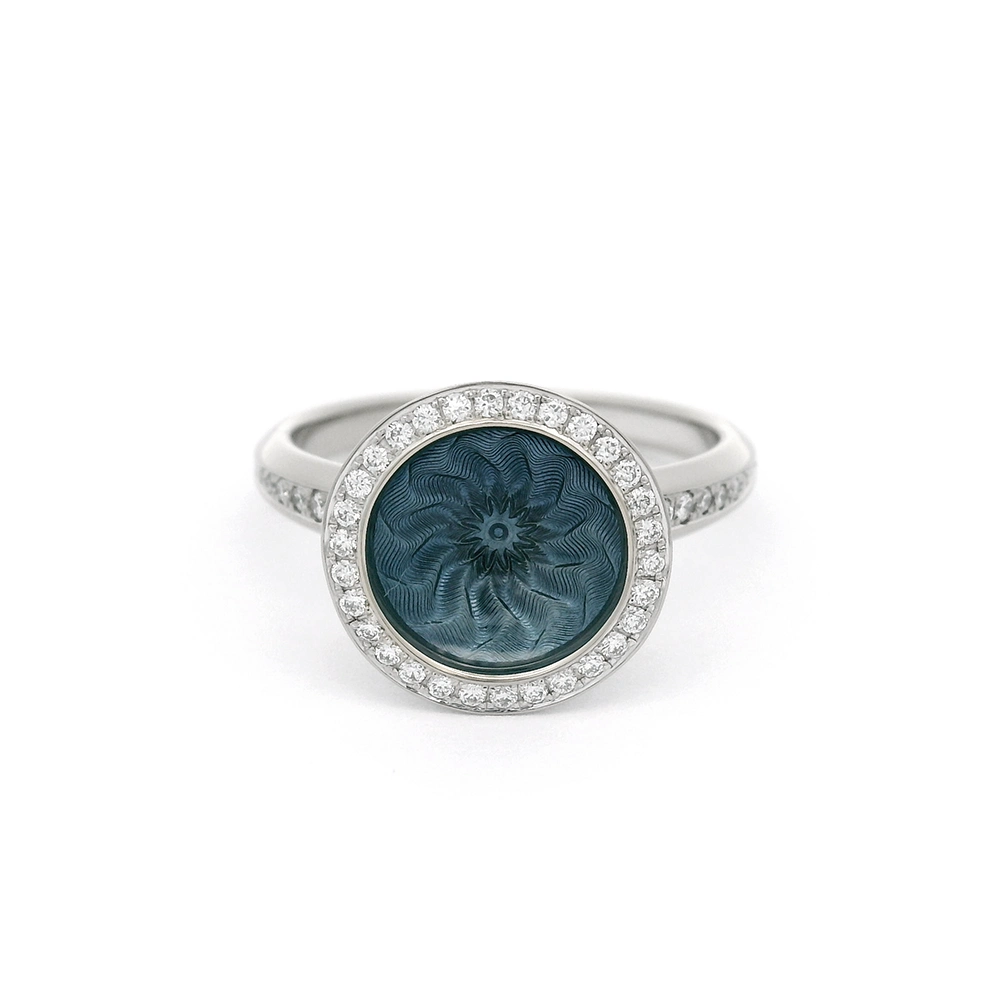 Ring Trance aus Weißgold mit konkav gewölbter mediumblauer Feueremaille über Windmühlen Guilloché, Brillantkranz auf dem Ringkopf und Brillanten auf der Ringschiene.