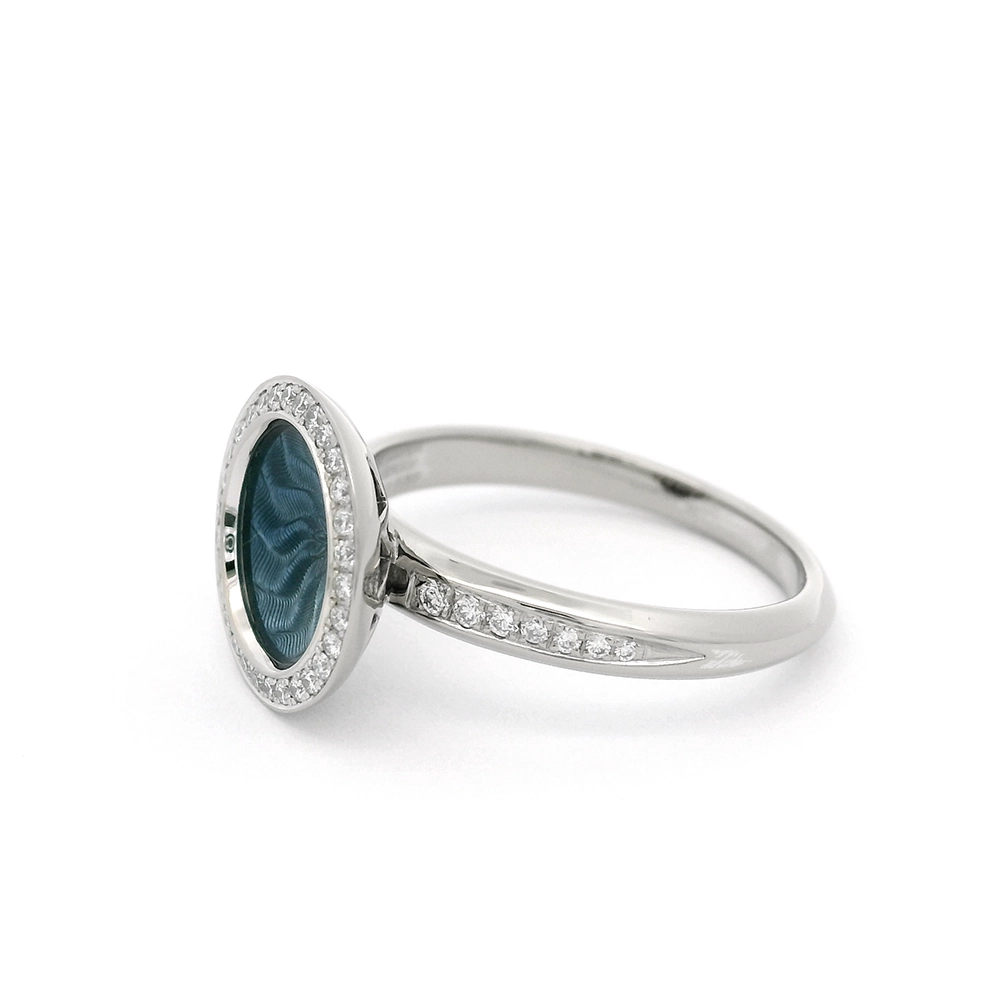 Ring Trance aus Weißgold mit konkav gewölbter mediumblauer Feueremaille über Windmühlen Guilloché, Brillantkranz auf dem Ringkopf und Brillanten auf der Ringschiene.